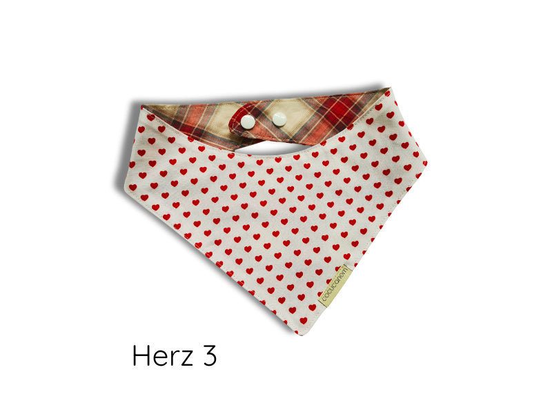 Wendehalstuch für Hunde. Die Vorderseite ist weiß mit kleinen roten Herzen. Die Rückseite ist ein Tartan-Karo in champagnerfarben und Rottönen.