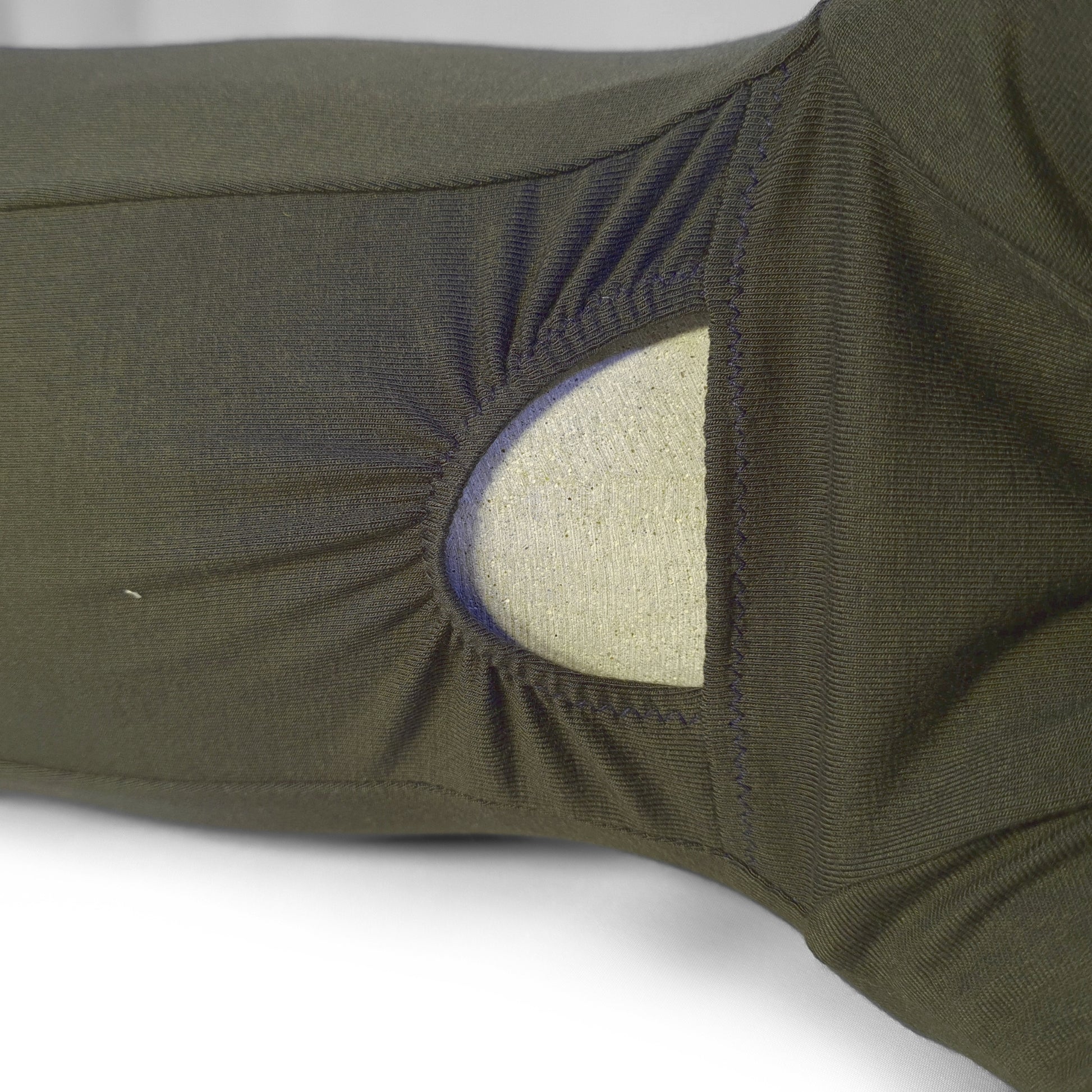 Detail der Bauchansicht des Hundeschlafanzugs für Rüden. Man sieht das anatomisch korrekt platzierte Loch für den Penis, damit der Hund mit angezogenem Body sein kleines Geschäft verrichten kann.