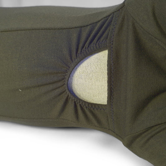 Detail der Bauchansicht des Hundeschlafanzugs für Rüden. Man sieht das anatomisch korrekt platzierte Loch für den Penis, damit der Hund mit angezogenem Body sein kleines Geschäft verrichten kann.