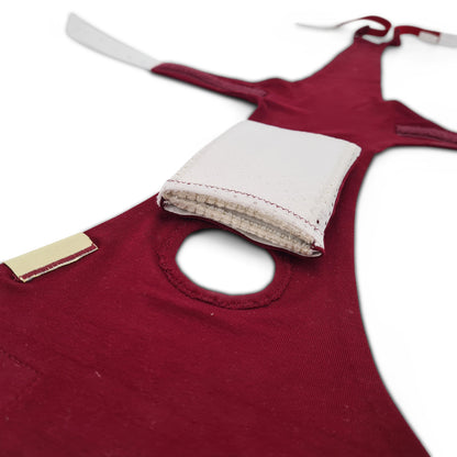 Detailansicht des Innenlebens der Inkontinenzhose für Hündinnen. unterhalb des Rutenlochs ist die Hülle mit 2 Einlagen darin fixiert. Die Träger und Taillenbefestigung liegen glatt.