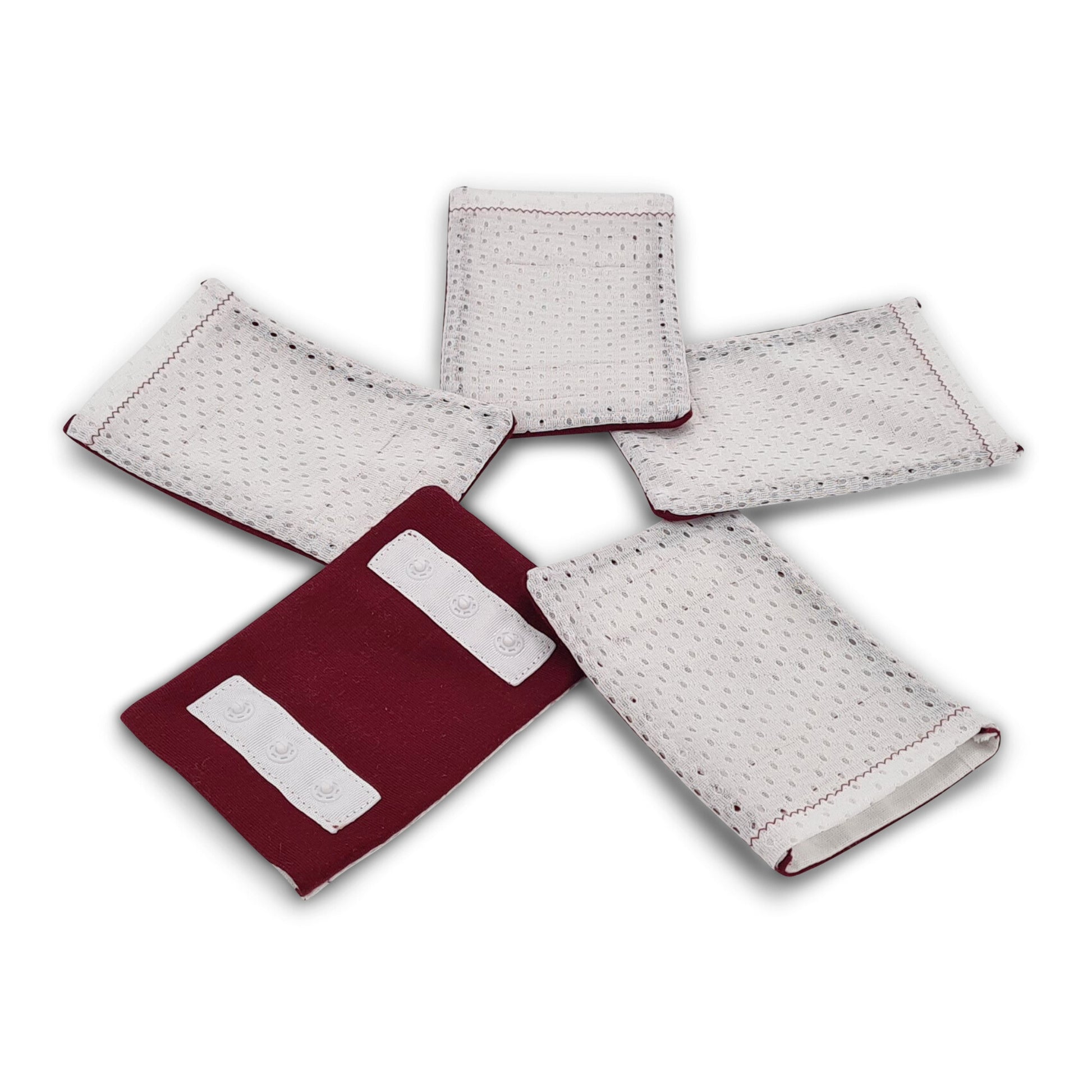 5er Set der Hüllen für die Inkontinenzhose für Hunde. 4 Hüllen zeigen das glatte Mesh der Oberseite, 1 Hülle zeigt die Unterseite aus Bambusjersey mit den Druckknöpfen.