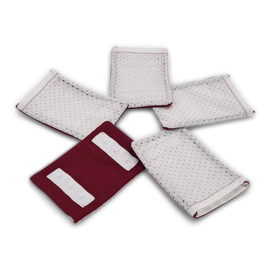 5er Set der Hüllen für die Inkontinenzhose für Hunde. 4 Hüllen zeigen das glatte Mesh der Oberseite, 1 Hülle zeigt die Unterseite aus Bambusjersey mit den Druckknöpfen.