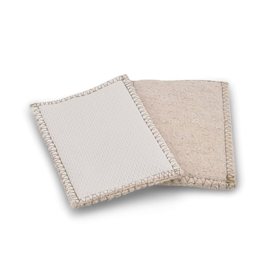 Vorder- und Rückansicht der 7-schichtigen Saugeinlage der Inkontinenzhose für Hunde. Ein feines Polyestermesh bildet die Vorderseite. Die Rückseite ist aus gebürsteten Bambus-Hanf-Fleece.