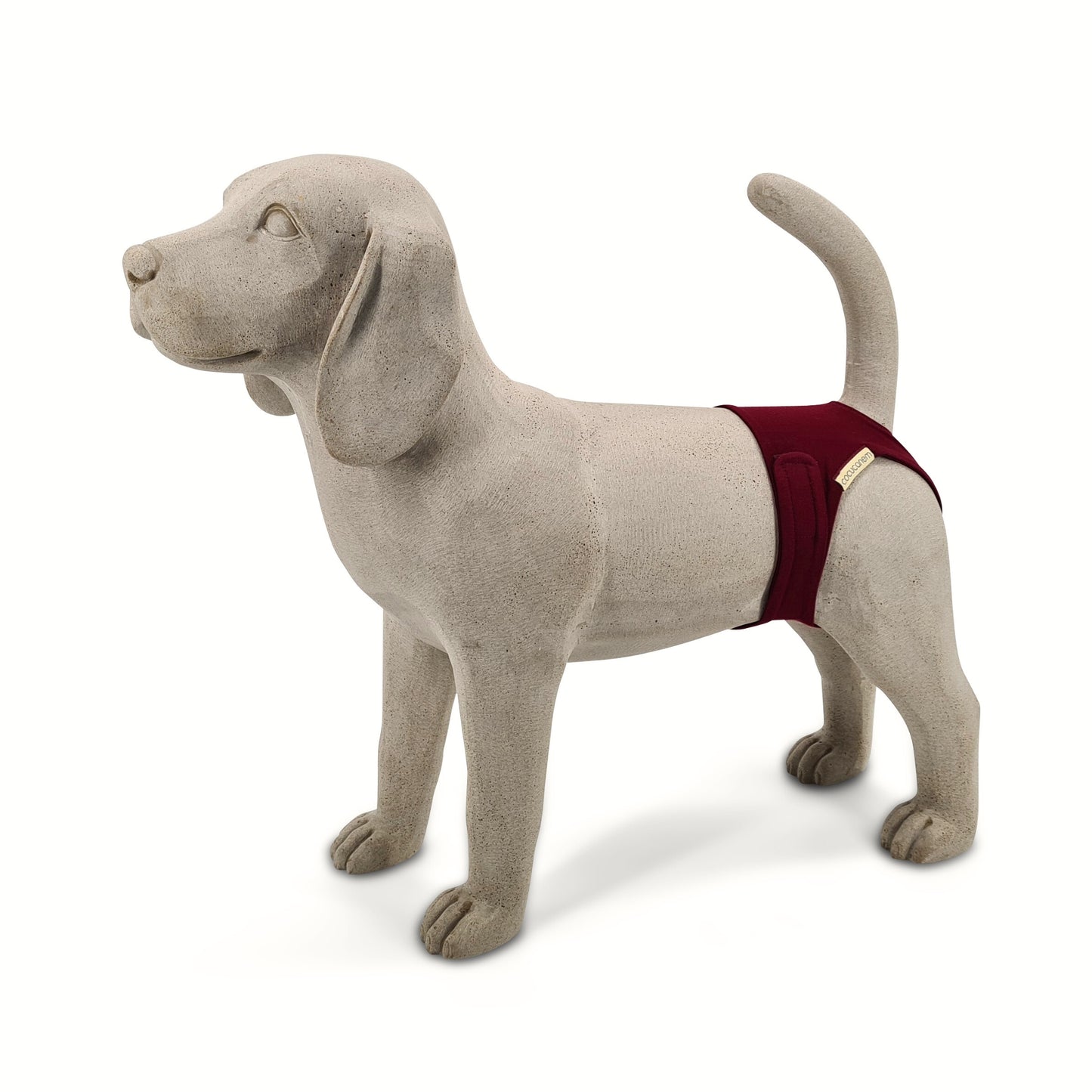 Die Läufigkeitshose Lexie ist an einem Hundemodell aus Beton angezogen. Die Läufigkeitshose trägt nicht auf und liegt flach am Po an. Sie hat keine typische Windeloptik.