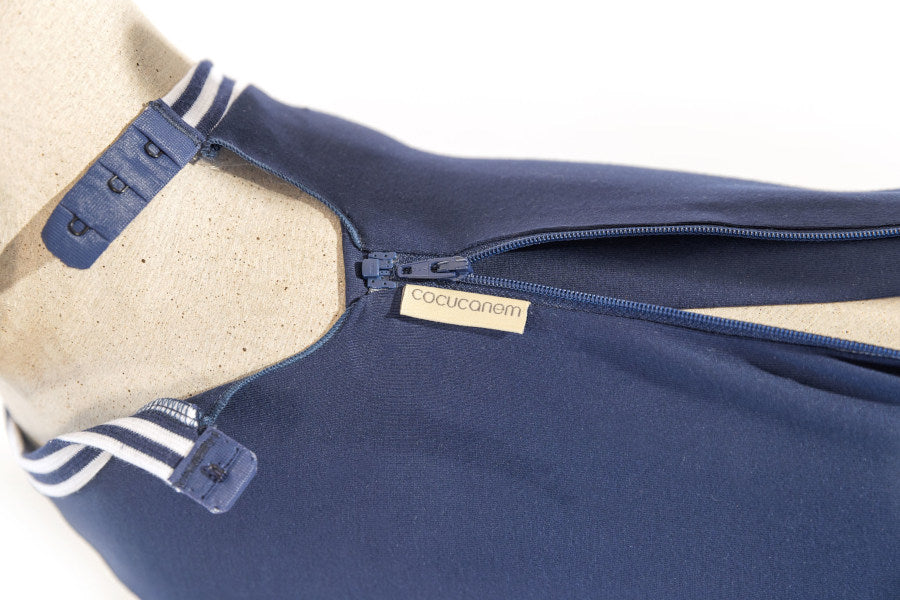 Detailansicht des Hundebodys zeigt den halboffenen teilbaren Reißverschluss, der unterhalb der Wirbelsäule verläuft und den offenen BH-Verschluss am Hals.