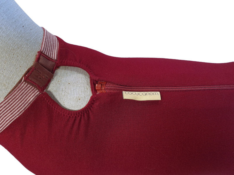 Detailansich des unterhalb der Wirbelsäule verlaufenden Reißverschlusses, sowie des BH-Verschlusses am Hals. Zwischen den Verschlüssen liegt ein rundes Loch, das an der Kante mit einem Wäschegummi vernäht ist, das für eine flexible Rückenlänge sorgt.