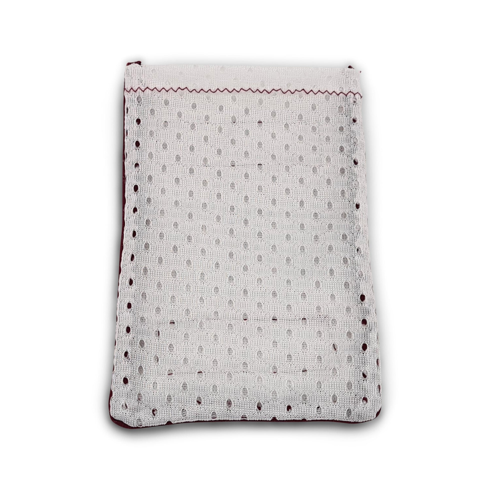 einzelne Hülle der Inkontinenzhose für Hunde. Oberseite aus glattem Polyestermesh mit groben Löchern.