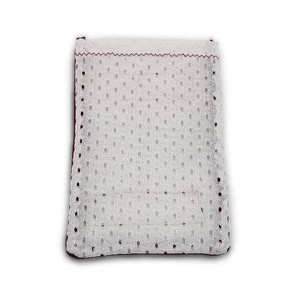 einzelne Hülle der Inkontinenzhose für Hunde. Oberseite aus glattem Polyestermesh mit groben Löchern.